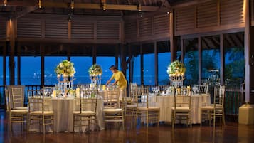 2 restaurantes, se sirve desayuno