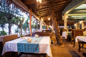 2 restaurants, breakfast, lunch, dinner served; Thai cuisine - Vacation Village Phra Nang Inn (Krabi)