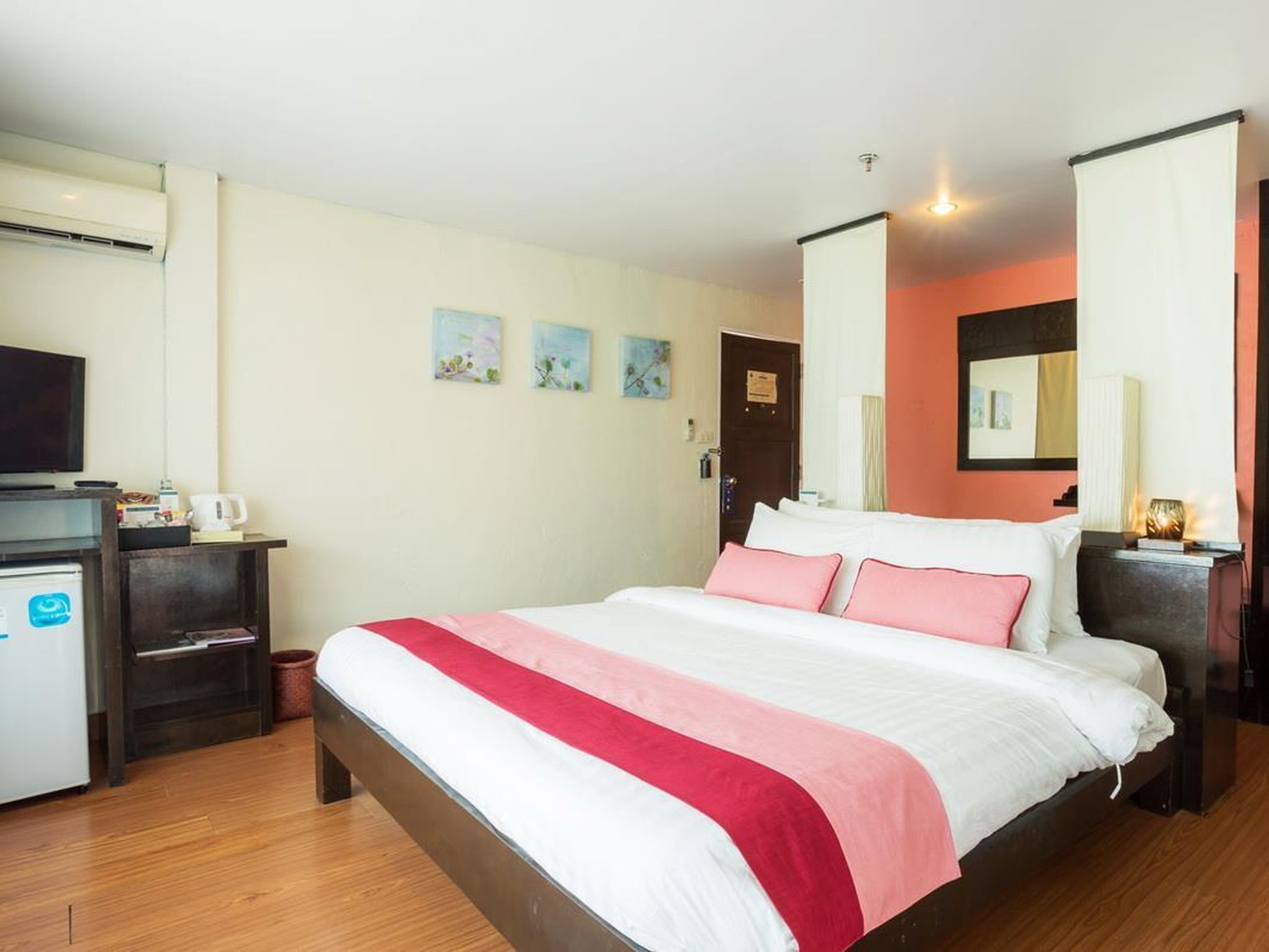 Roupas de cama premium, camas Select Comfort, frigobar