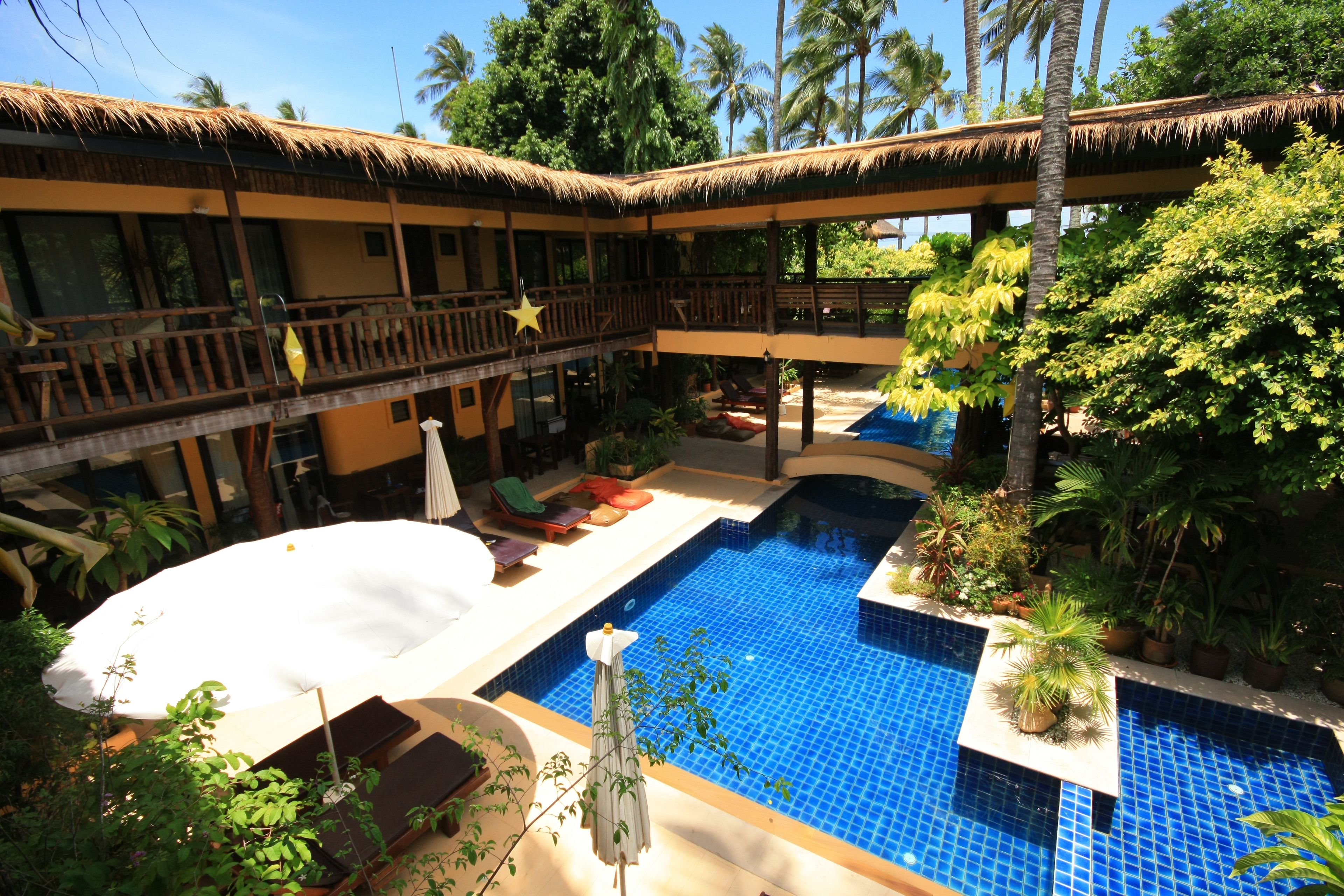 2 piscinas al aire libre, sombrillas