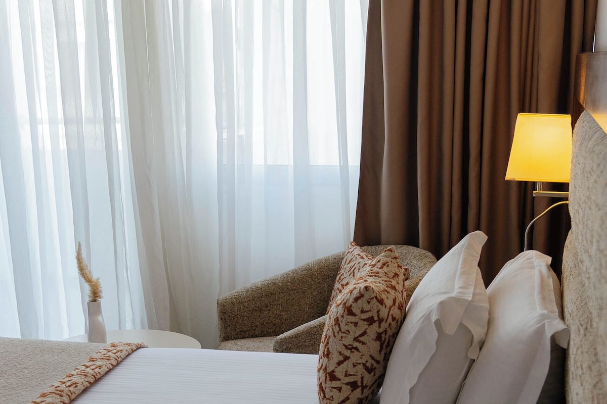 Premium-sengetøj, senge med topmadrasser, gratis produkter i minibaren