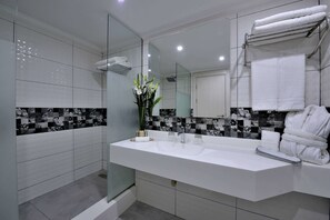 Tina, amenidades de baño gratuitas, secadora de cabello, bidet 