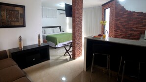 Estudio superior, 1 habitación, refrigerador y microondas | Área de sala de estar