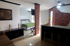 スーペリア スタジオ 1 ベッドルーム 冷蔵庫 & 電子レンジ | リビング エリア | 液晶テレビ