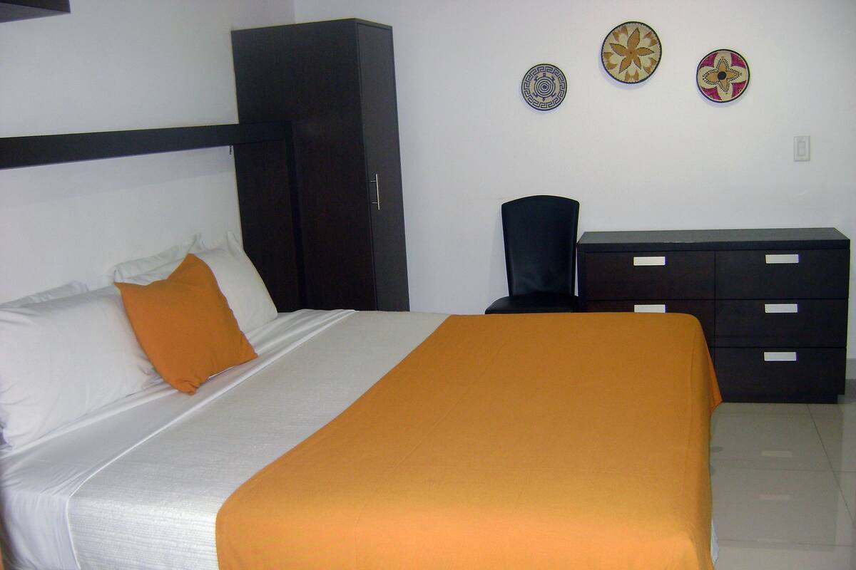 Habitación estándar doble (One Full Bed) | Caja fuerte, escritorio, cortinas opacas y tabla de planchar con plancha
