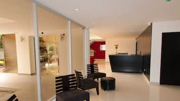 Alfresco dining, serves breakfast, lunch, and dinner