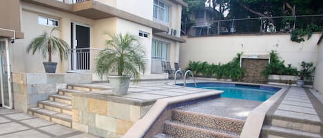 Piscine extérieure, parasols de plage