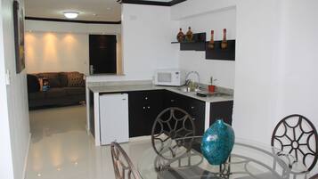 Family Studio, 2 Bedrooms, Kitchen | In-room dining