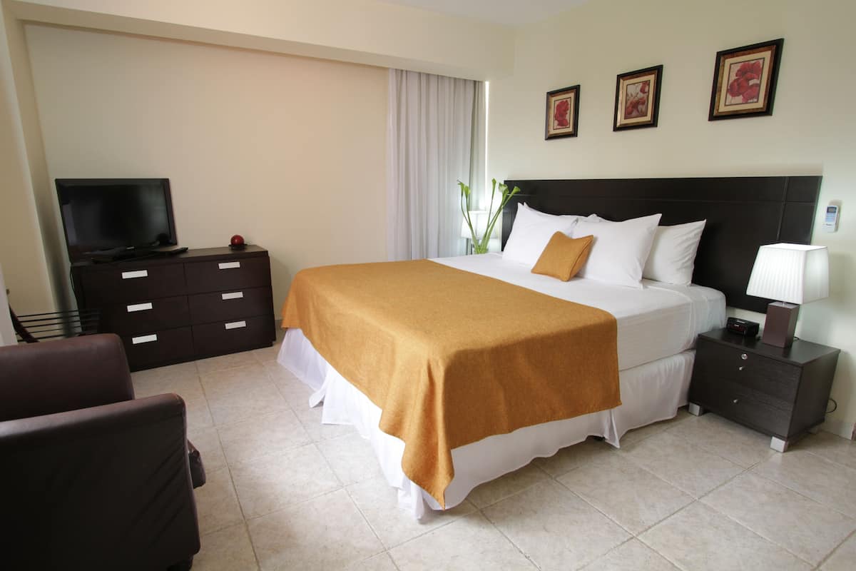 Estudio familiar, 2 habitaciones, cocina | Caja fuerte, escritorio, cortinas opacas y tabla de planchar con plancha