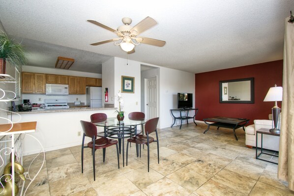 Suite One Bedroom King | 客廳 | 平面電視、DVD 播放機