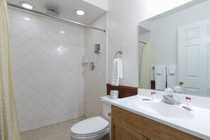 Suite One Bedroom King | Bathroom | Free toiletries, hair dryer, towels