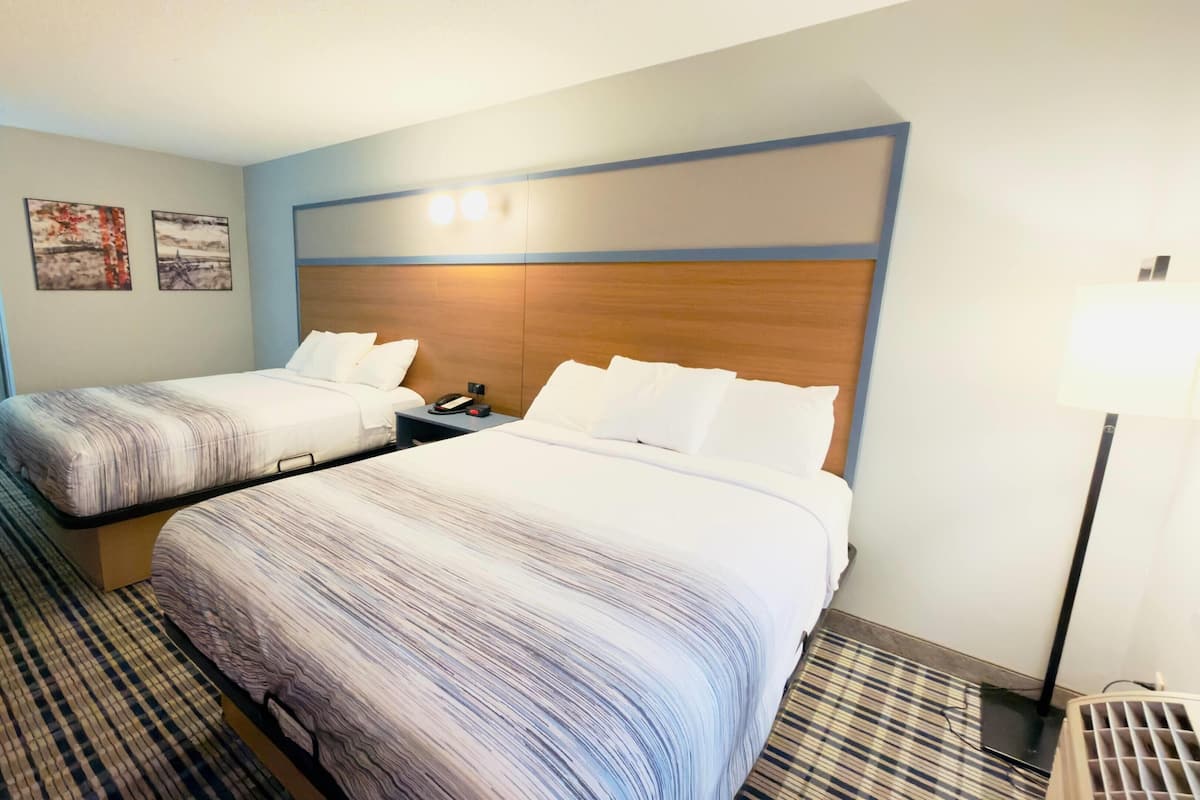 Escritorio, tabla de planchar con plancha y cunas