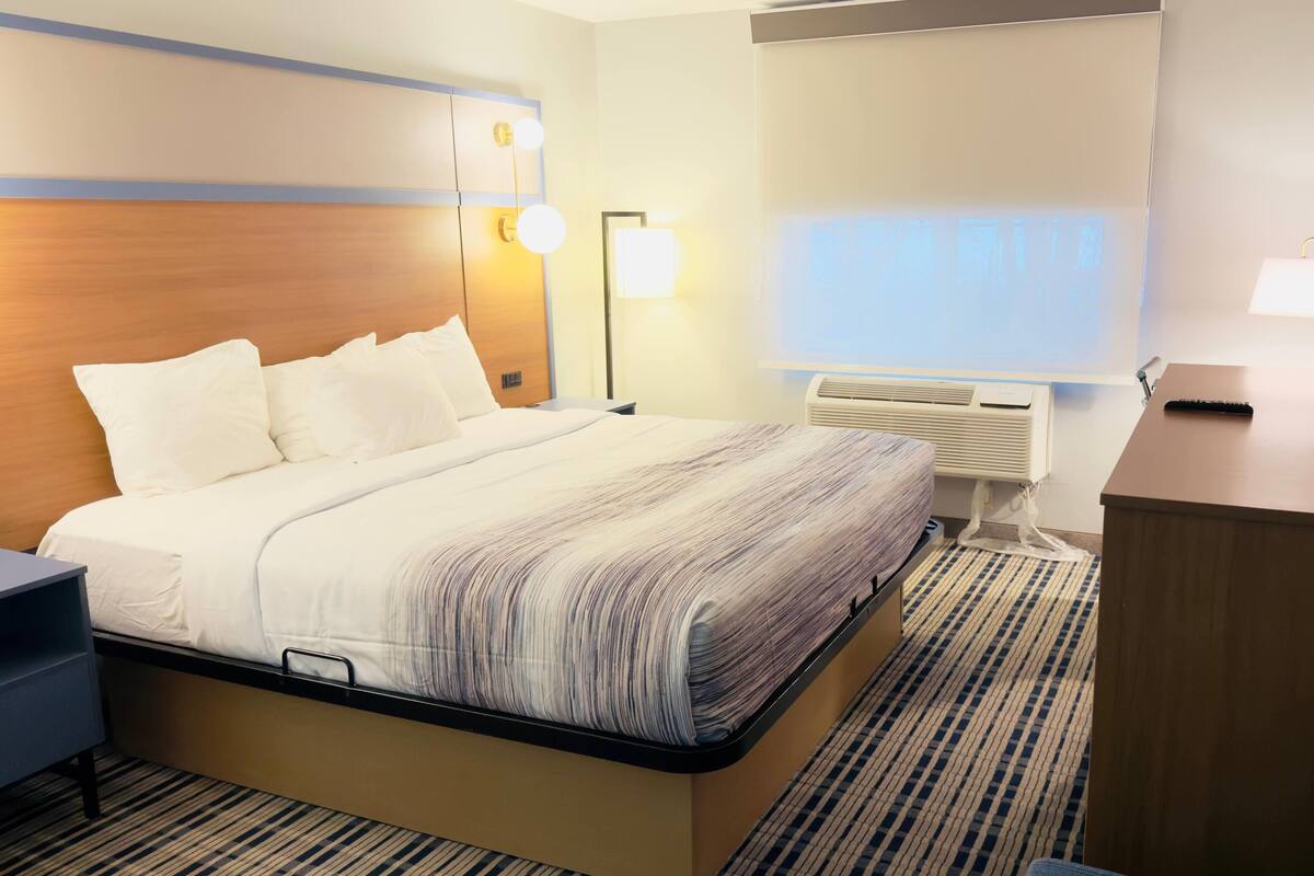 Room, 1 King Bed, Mobility Accessible, Non Smoking (Bathtub W/grab Bars) | Desk, iron/ironing board, cots/infant beds, rollaway beds