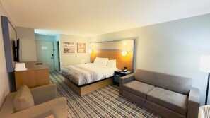 Escritorio, tabla de planchar con plancha y cunas 