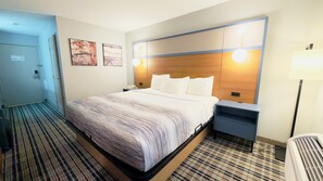 Escritorio, tabla de planchar con plancha y cunas 