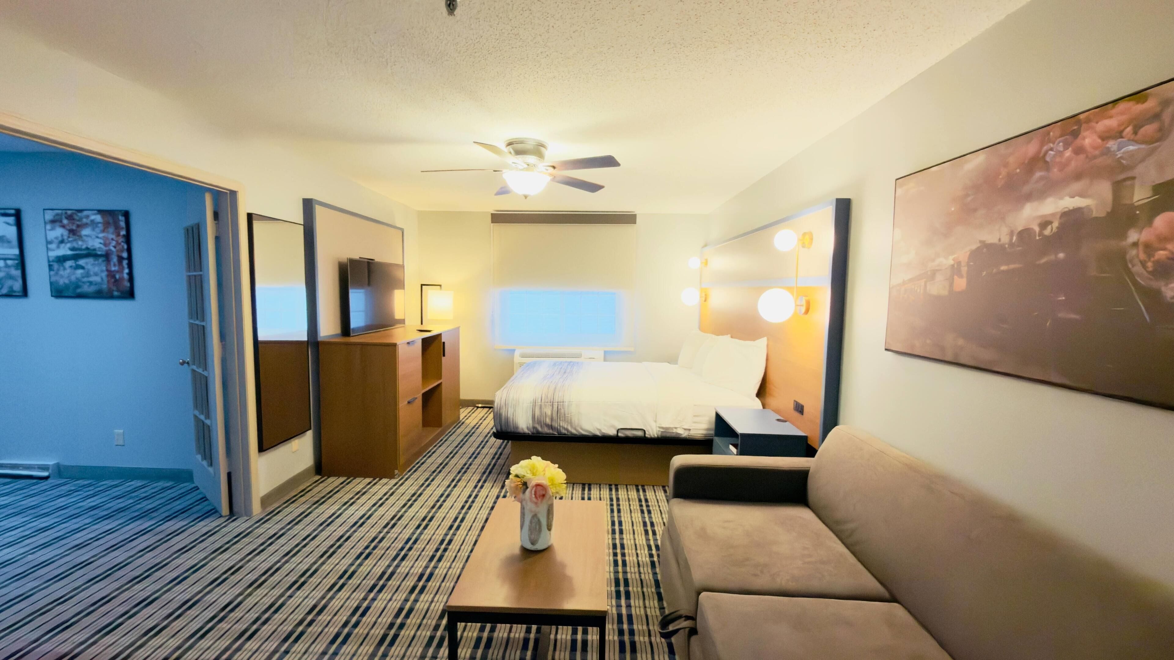 Escritorio, tabla de planchar con plancha y cunas 