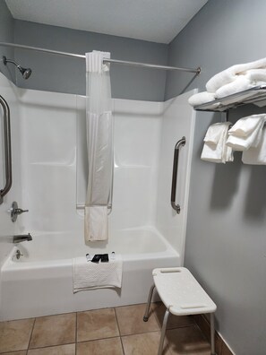 Rom, 1 kingsize-seng, tilpasset bevegelseshemmede, ikke-røyk (Bathtub W/grab Bars) | Bad | Toalettartikler (inkludert) og hårføner