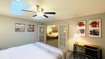 Escritorio, tabla de planchar con plancha y cunas