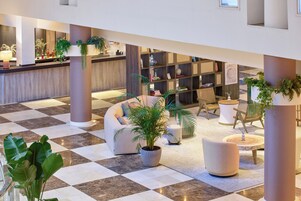 2 bars/lounges, lobby lounge, cocktail bar