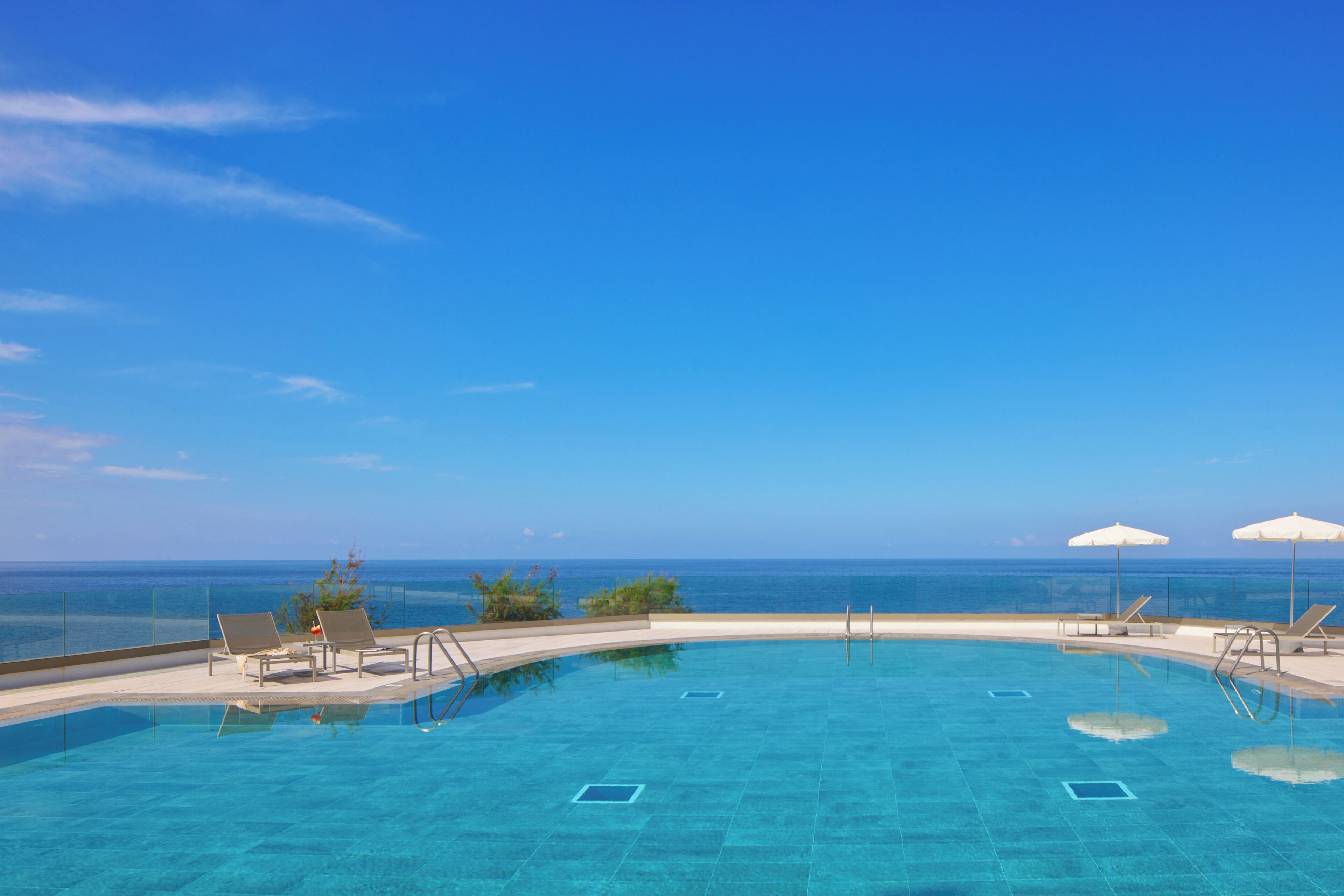 室外游泳池，池畔遮阳伞，日光浴躺椅