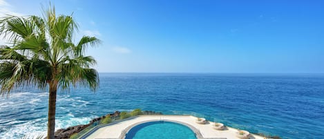 Außenpool, Sonnenschirme, Liegestühle