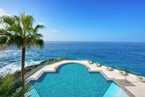 屋外プール、プール パラソル、サンラウンジャー