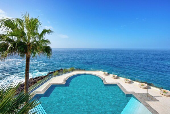 Outdoor pool, pool umbrellas, sun loungers