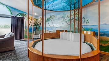 Suite, varias camas, no fumadores (Theme Room) | Caja fuerte, escritorio, cortinas opacas y tabla de planchar con plancha