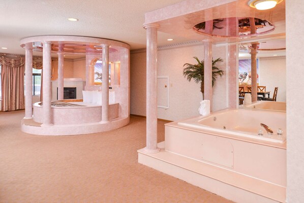 套房, 多张床, 无烟房 | 客房内保险箱、办公桌、遮光窗帘、熨斗/熨衣板