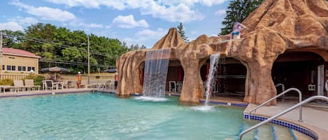 3 piscinas techadas, una piscina al aire libre de temporada