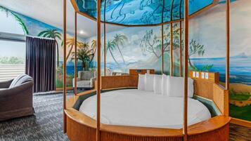 Suite, varias camas, no fumadores (Theme Room) | Caja fuerte, escritorio, cortinas opacas y tabla de planchar con plancha