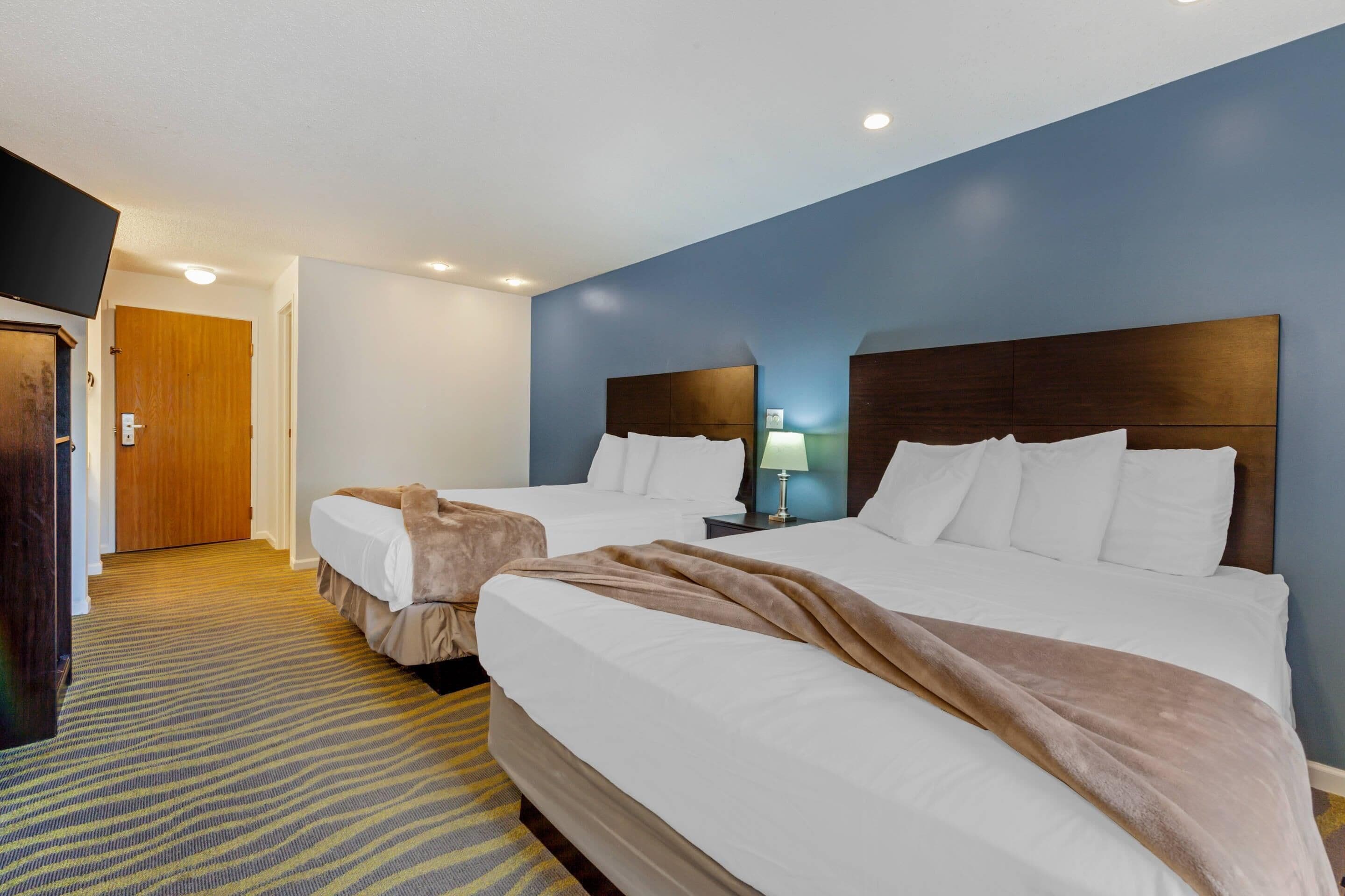 Habitación estándar, 2 camas Queen size, para no fumadores | Caja de seguridad en la habitación, escritorio y cortinas blackout 