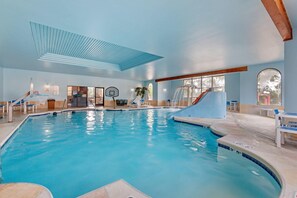 3 piscinas techadas, una piscina al aire libre de temporada