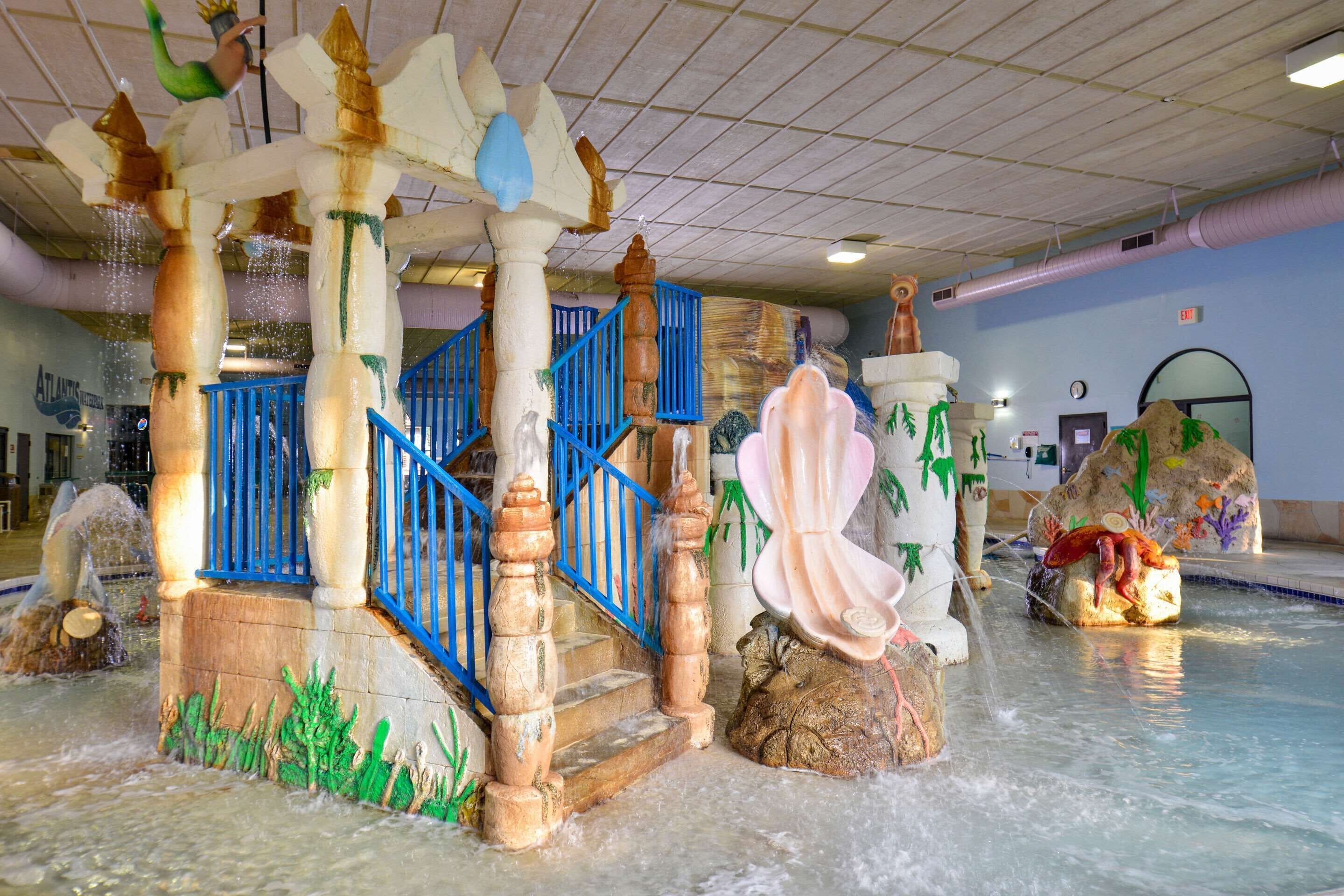 Un élément décoratif aquatique agrémenté d’un escalier et d’autres éléments décoratifs.
