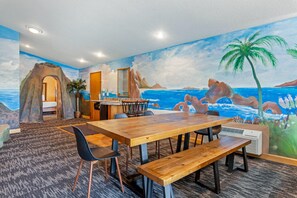 Suite, varias camas, para no fumadores (Theme Room) | Caja de seguridad en la habitación, escritorio y cortinas blackout 