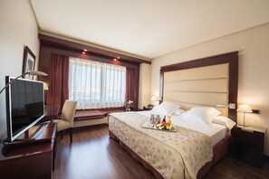 Minibar, safe på rommet, skrivebord og blendingsgardiner