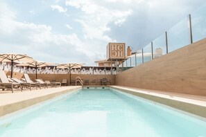 Alberca al aire libre, acceso de 11:00 a 20:00, y camastros 