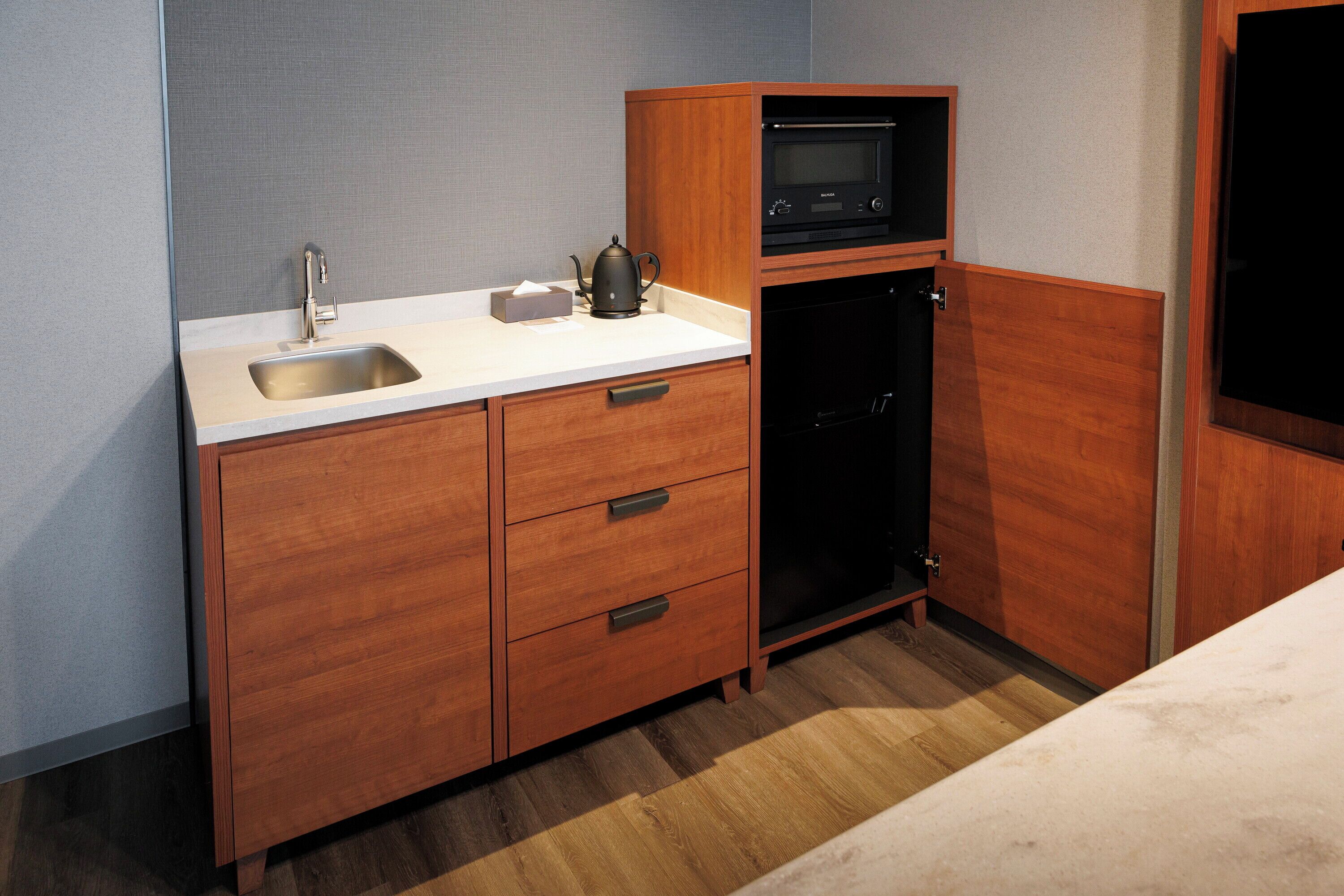 microwave, coffee/tea maker, electric kettle