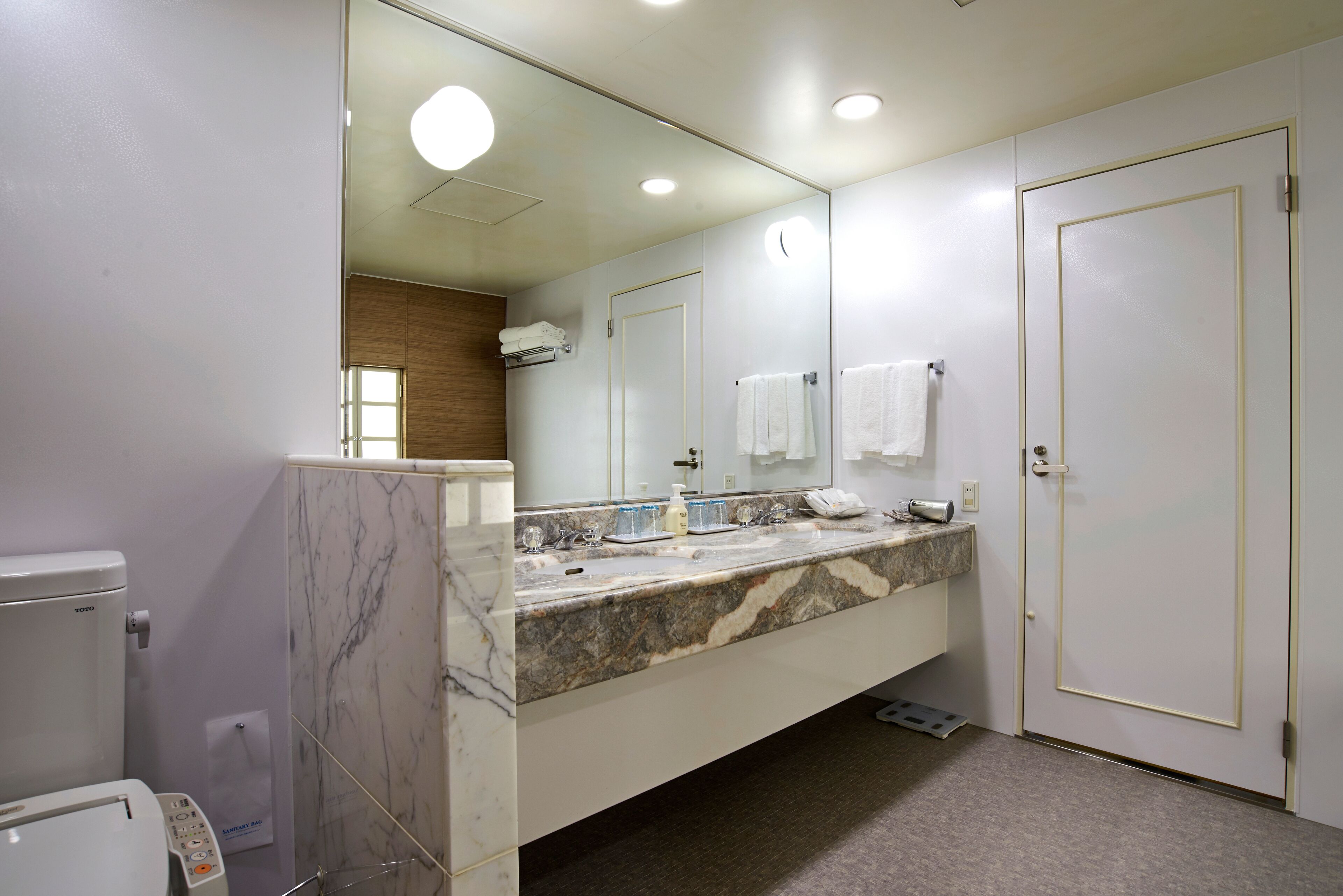 quality corner suite triple(5pax), non smoking with welcome lounge and laundry lounge access | bathroom | combined shower/bathtub, free toiletries, hair dryer, slippers