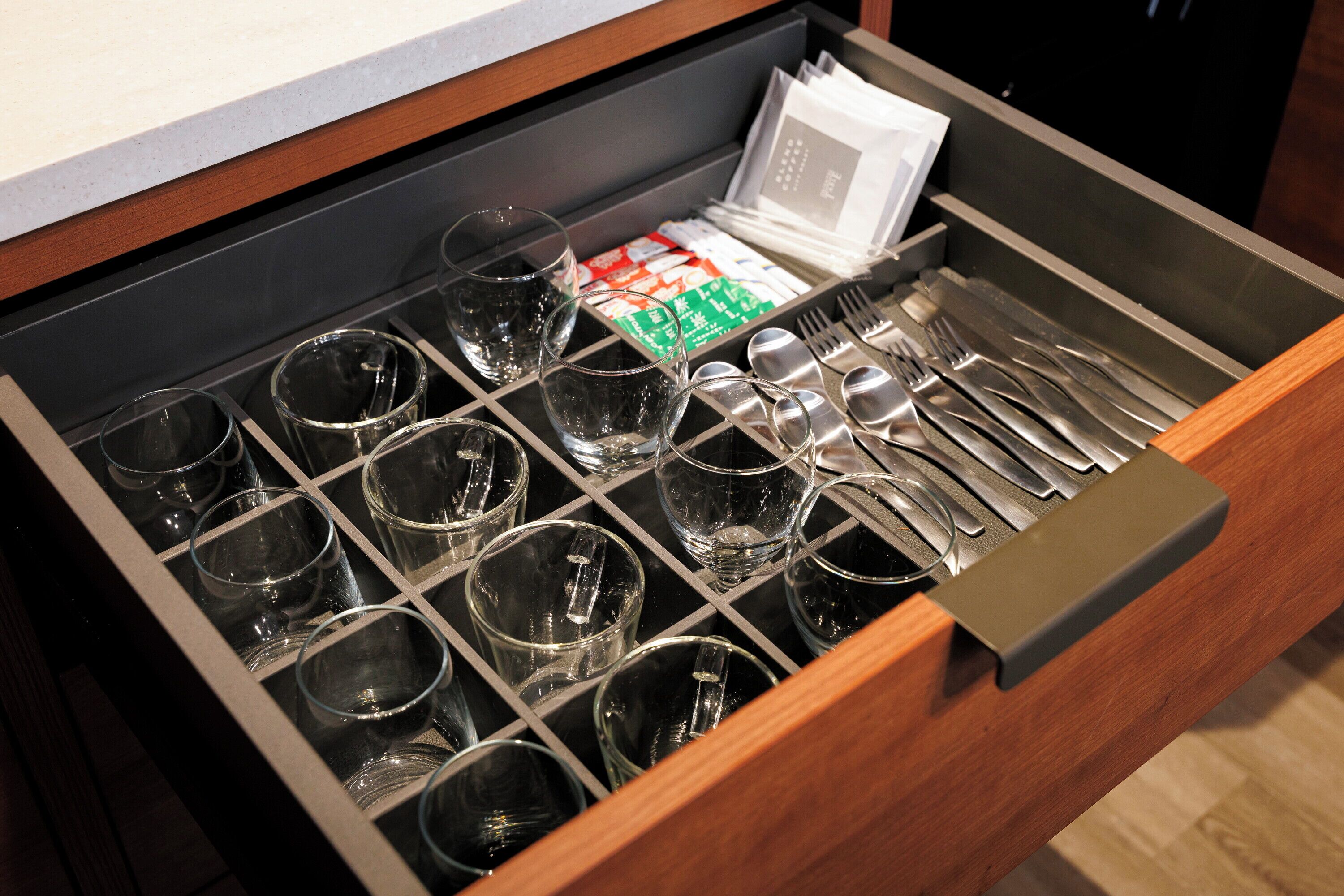 microwave, coffee/tea maker, electric kettle