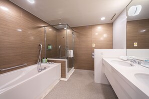Combined shower/tub, free toiletries, hair dryer, slippers - Namba Oriental Hotel (Osaka)