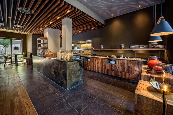 Tägliches Frühstücksbuffet (15 EUR pro Person)