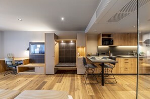 Estudio | Ropa de cama hipoalergénica y escritorio