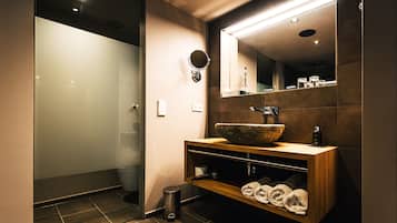 Estudio | Baño | Ducha, secador de pelo y toallas