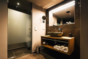 Estudio | Baño | Ducha, secador de pelo y toallas