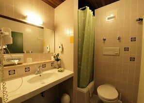 コンフォート ダブルルーム | バスルーム | シャワー、バスアメニティ (無料)、ヘアドライヤー、タオル