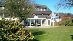 Terrace/patio - AKZENT Hotel Landhaus Heinen (Moenchengladbach)