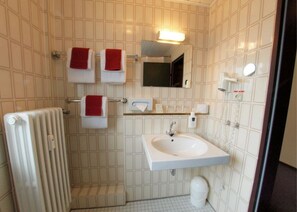 Shower, free toiletries, hair dryer, towels - AKZENT Hotel Landhaus Heinen (Moenchengladbach)