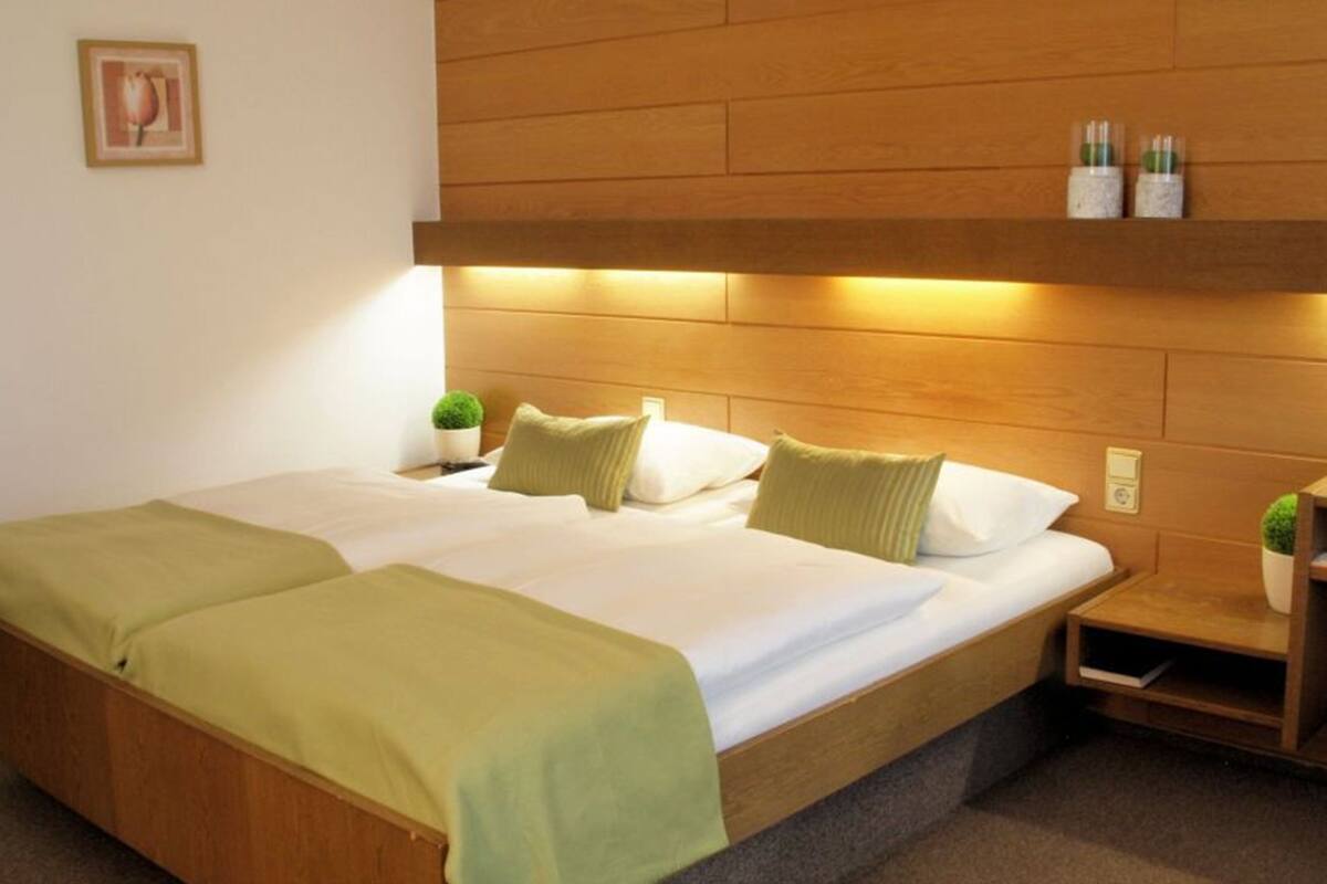 Habitación Confort doble | Escritorio, tabla de planchar con plancha, cunas gratuitas