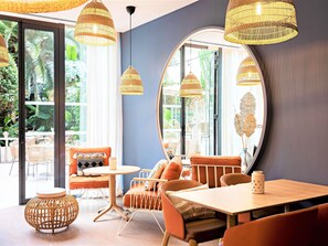 Serviert Mittagessen und Abendessen